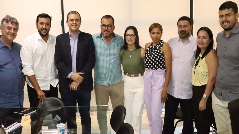 Deputados com os representantes da Escola Técnica e lideranças políticas locais