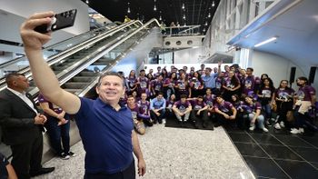 O governador Mauro Mendes junto com os estudantes Crédito - Mayke Toscano/Secom
