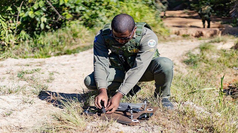 Agente ambiental manuseando o drone em campo Crédito - Karla Silva/Sema-MT