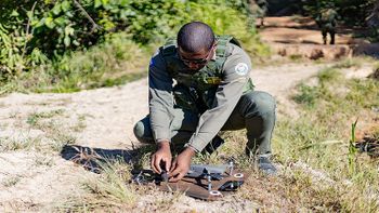 Agente ambiental manuseando o drone em campo Crédito - Karla Silva/Sema-MT