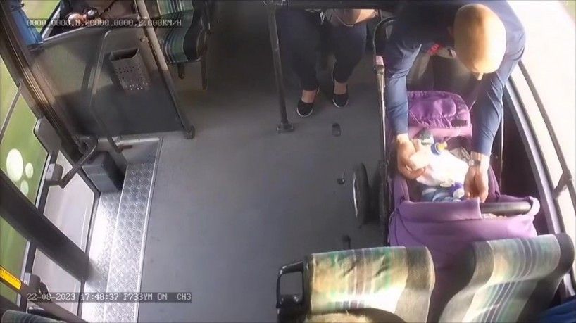 O carrinho do bebê virou depois que o ônibus fez uma curva brusca.