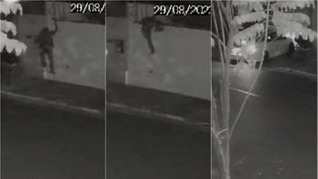 Momento em que homem invade casa, e depois foge com carro