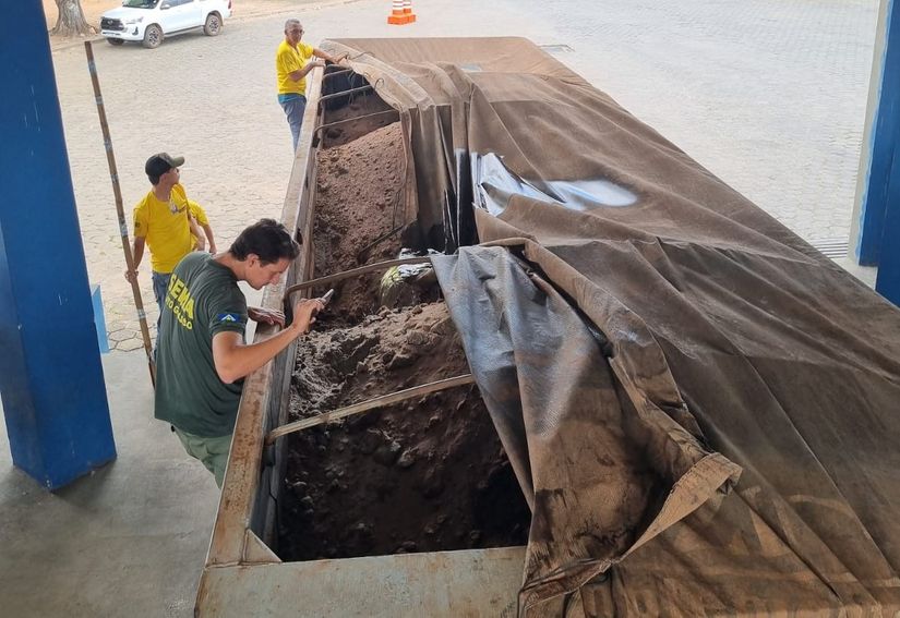 Vistoria da Sema nos caminhões com resíduos perigosos