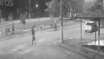 Câmeras de segurança da região flagram vítima andando na praça e dois homens se aproximando