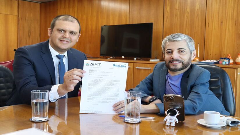 Thiago Silva com o secretário Adroaldo Cunha