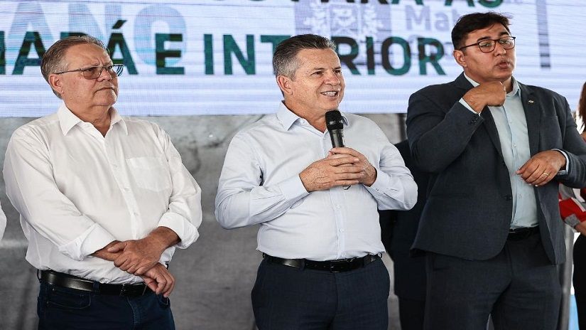 O governador Mauro Mendes junto com o secretário de Estado de Saúde, Gilberto Figueiredo