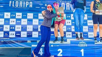 Yasmin no pódio com sua treinadora Marcela Costa - Arquivo pessoal
