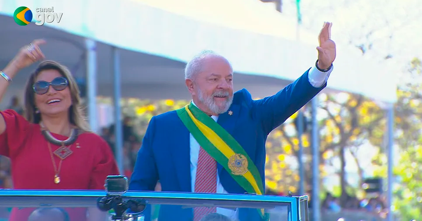 Com coro pela democracia, Lula participa de desfile pela nona vez