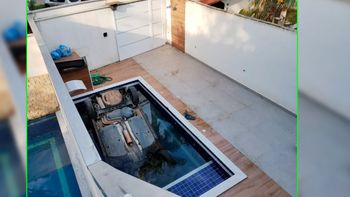 Mulher morreu afogada após carro cair 'capotado' dentro de piscina em Guarujá (SP) — Foto: Mozartn Dias/TV Tribuna