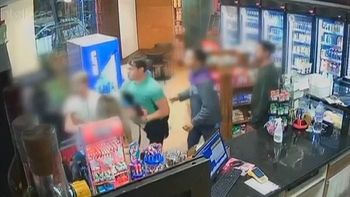 Câmeras de segurança registraram agressão do ex-jogador Kleber Gladiador. Crédito: Reprodução/RecordTV