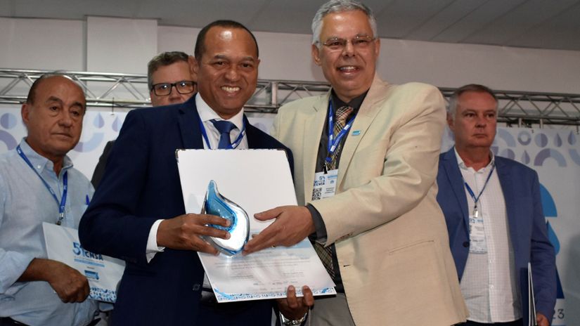 Diretor presidente do Sanear, Paulo José, recebendo prêmio e enquanto isso regiões de Rondonópolis sofrem com a falta de água