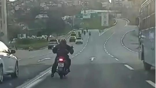 A motociclista precisou de ajuda de três veículos por conta das fortes rajadas de vento (Imagem: reprodução)