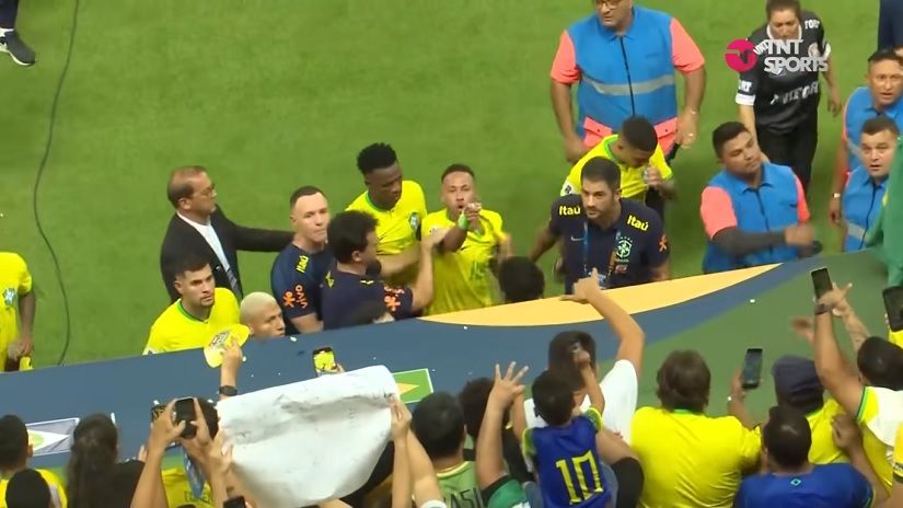 Brasil x Venezuela: Neymar é atingido por saco de pipoca na saída