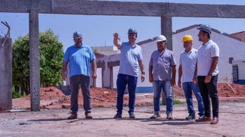 Thiago Silva durante vistoria nas obras da escola