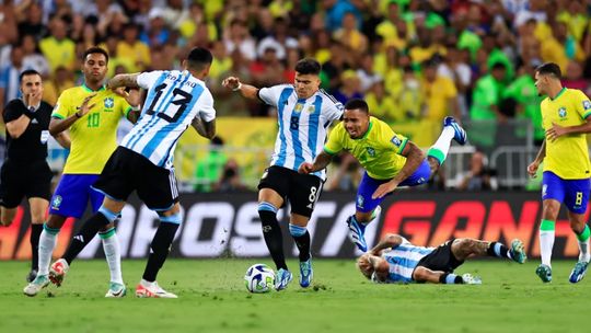 Primeiro tempo de Brasil x Argentina foi de muita pancadaria, dentro e fora de campo — Foto: Getty Images