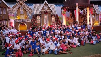 Primeira-dama de MT Virginia Mendes e governador Mauro Mendes com crianças no Natal, na Arena Pantanal Crédito - Jana Pessôa/Unaf