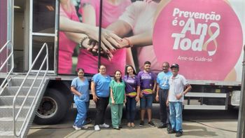 Registro da carreta do Hospital do Amor em Rondonópolis, com a equipe de atendimento, voluntários e a presidente da AAVCC-MT