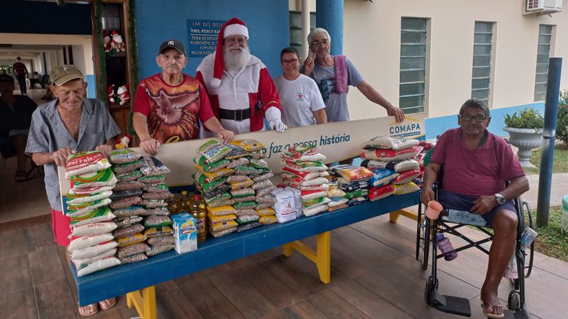 Registro da entrega dos alimentos aos representantes do Lar dos Idosos