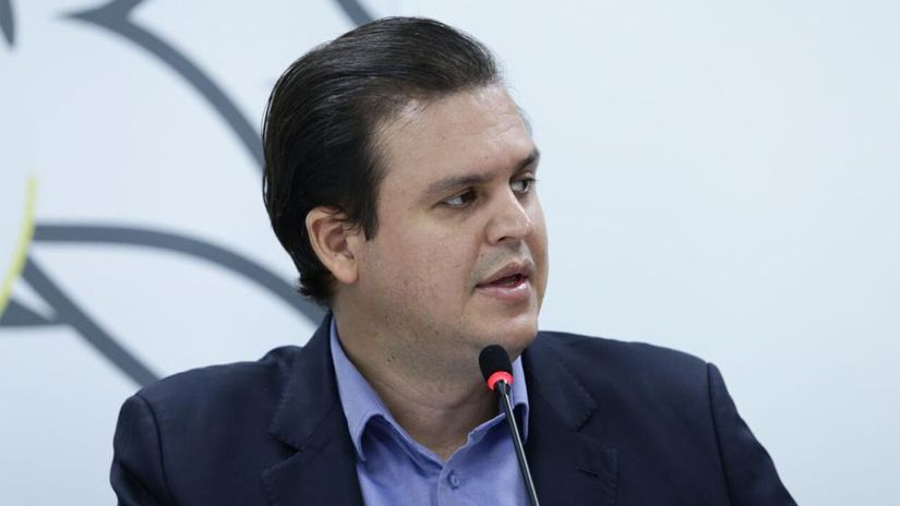 As instituições financeiras deverão consultar o consumidor sobre o uso de cartão de aproximação