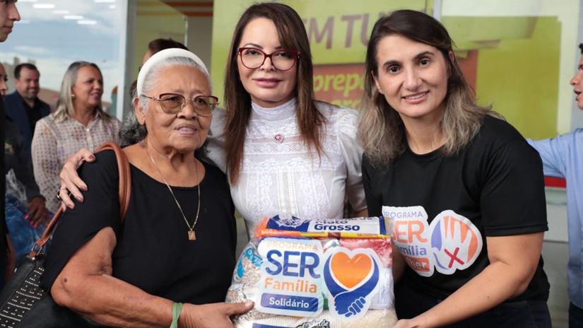Dona Maria, do Sopão, recebeu doação de alimentos das mãos da primeira-dama de MT, Virginia Mendes, e da secretária Grasielle Bugalho
