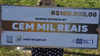 Cheque simbólico do Programa Nota MT no valor de R$ 100 mil - Foto por: Flávio Costa/Sefaz-MT