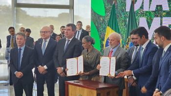 Vice-governador Otaviano Pivetta ao lado do presidente Lula, ministra Marina Silva e os governadores da Amazônia Legal Crédito - Secom/MT