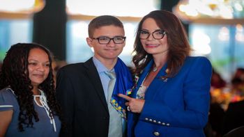 Otávio Pereira Paula da Silva (violinista) é autista. Na foto ele está acompanhado de sua mãe, Jucelina Pereira da Silva, e a primeira-dama