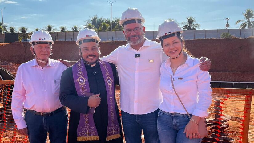 Thiago e Patrícia Muniz, junto do Padre Erivelton e do parceiro Aureo Costa