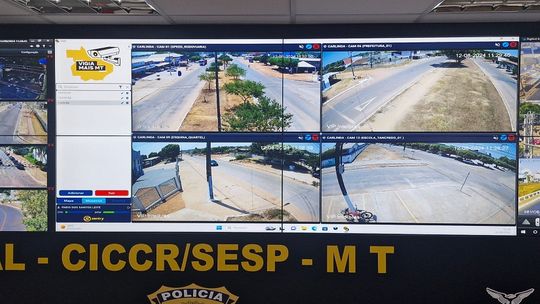 O monitoramento acontece tanto de forma local, no aplicativo dos policiais, quanto de forma central, pelo Ciosp em Cuiabá