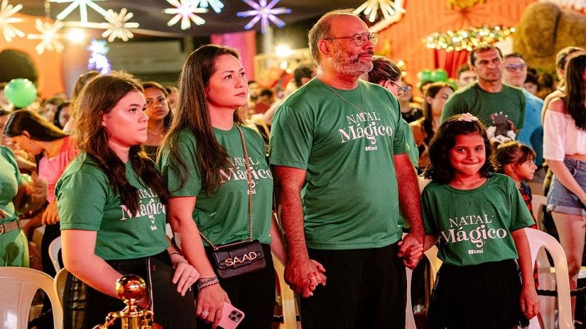 Patrícia e Thiago Muniz, com as filhas Maria Julia e Maria Clara no Natal Mágico