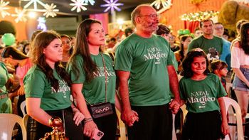 Patrícia e Thiago Muniz, com as filhas Maria Julia e Maria Clara no Natal Mágico