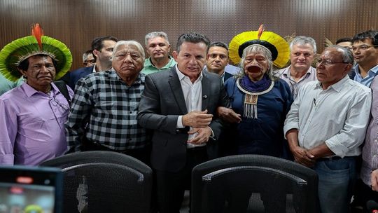 O governador Mauro Mendes junto do cacique Raoni Metuktire e outras lideranças