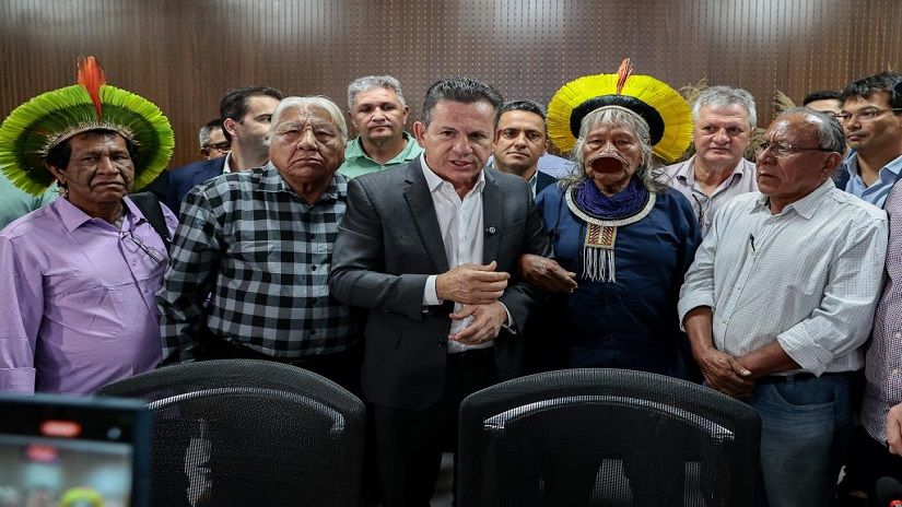 O governador Mauro Mendes junto do cacique Raoni Metuktire e outras lideranças