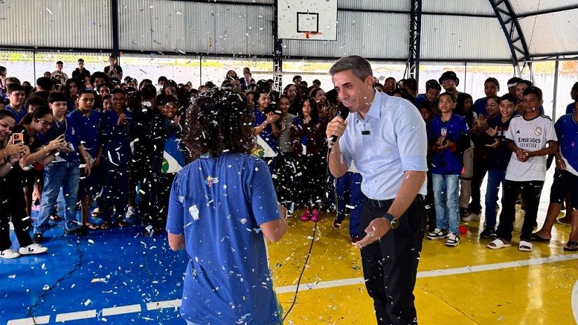 O secretário Alan Porto deu a notícia em primeira mão aos estudantes da EE Antônio Epaminpndas - Foto por: Assessoria