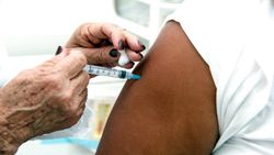 A Secretaria de Estado de Saúde (SES-MT) já distribuiu mais de 1,1 milhão de doses aos municípios, responsáveis por realizar a imunização Cr