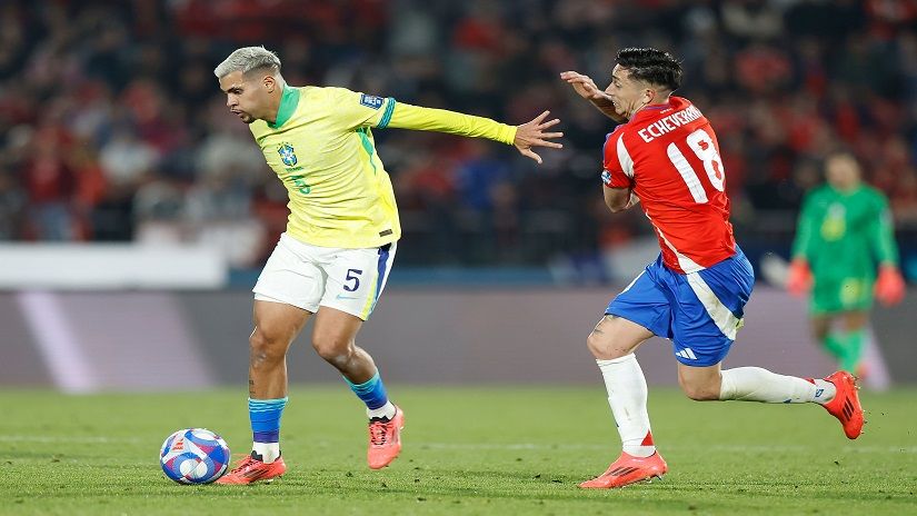 Bruno Guimarães controla a bola no último jogo do Brasil contra o Chile, em Santiago Créditos: Rafael Ribeiro/CBF