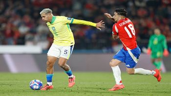 Bruno Guimarães controla a bola no último jogo do Brasil contra o Chile, em Santiago Créditos: Rafael Ribeiro/CBF