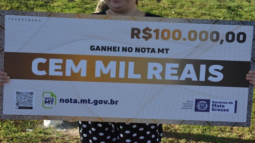 Cheque simbólico no valor de R$ 100 mil - Foto por: Assessoria Sefaz-MT