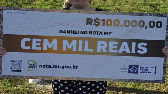 Cheque simbólico no valor de R$ 100 mil - Foto por: Assessoria Sefaz-MT