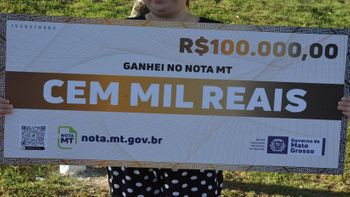 Cheque simbólico no valor de R$ 100 mil - Foto por: Assessoria Sefaz-MT