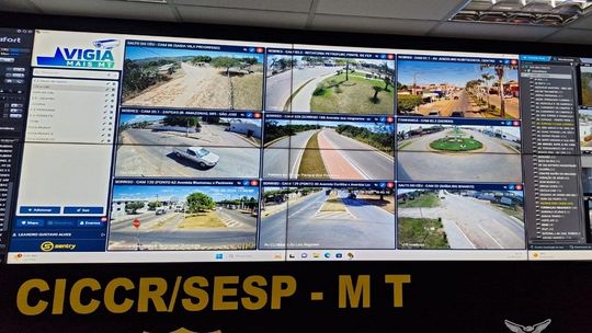 Da Central do Ciosp e por plataforma no celular os policiais acompanham as imagens das câmeras do Vigia Mais MT - Foto por: Sesp/MT
