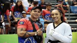 O técnico Euzébio Gomes e as atletas Jheniffer Cristina Dourado e as irmãs, Yasmin Figueiredo Cruz e Geovanna Figueiredo Cruz - Foto por: Ac